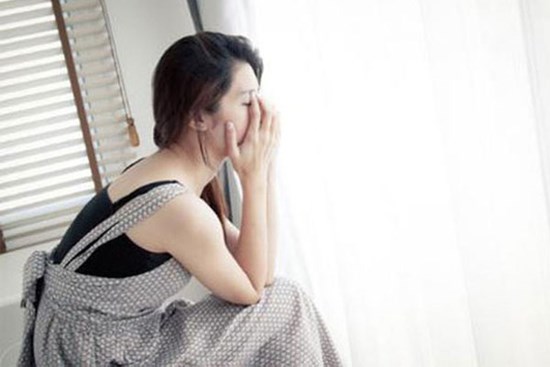 Con dâu sợ hãi đến trầm cảm vì liên tục bị bố chồng 