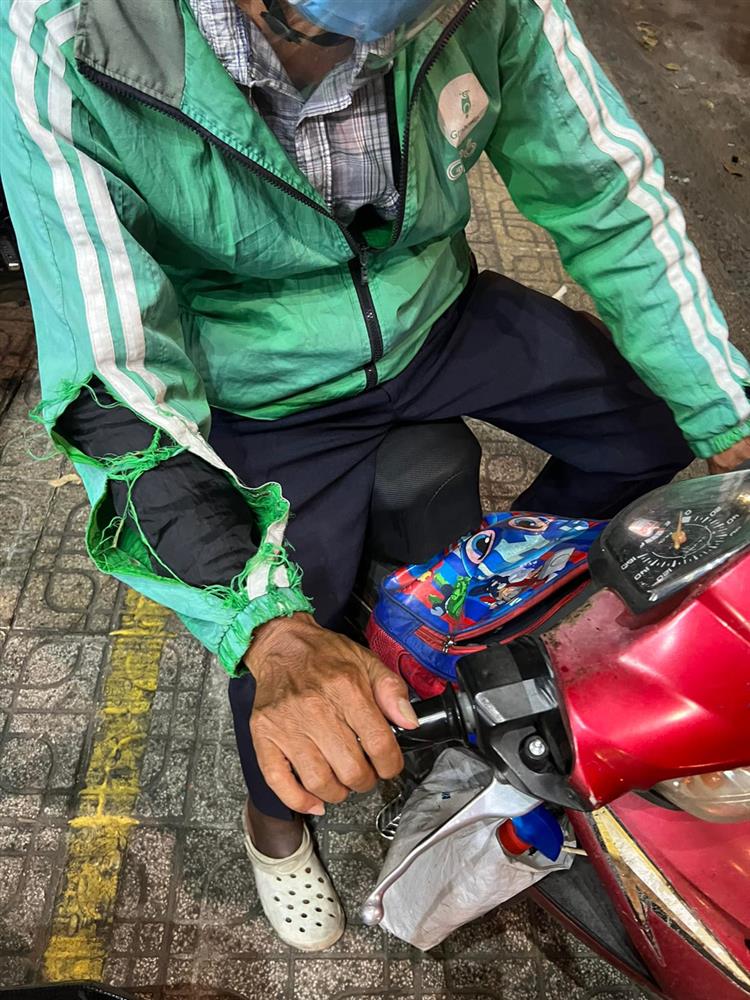 Chú xe ôm mặc áo rách tả tơi với lời thỉnh cầu ứa nước mắt: Cả ngày mới được 1 cuốc 30K-1