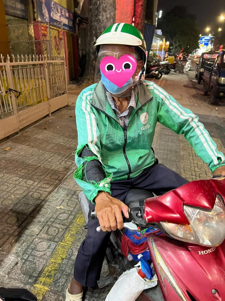 Chú xe ôm mặc áo rách tả tơi với lời thỉnh cầu ứa nước mắt: Cả ngày mới được 1 cuốc 30K-2