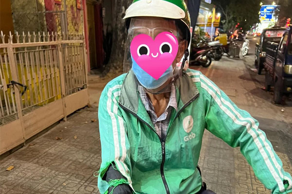 Nhiệt tình chỉ đường, nam sinh viên rơi vào bẫy, mất xe máy trong vòng 10 giây-2