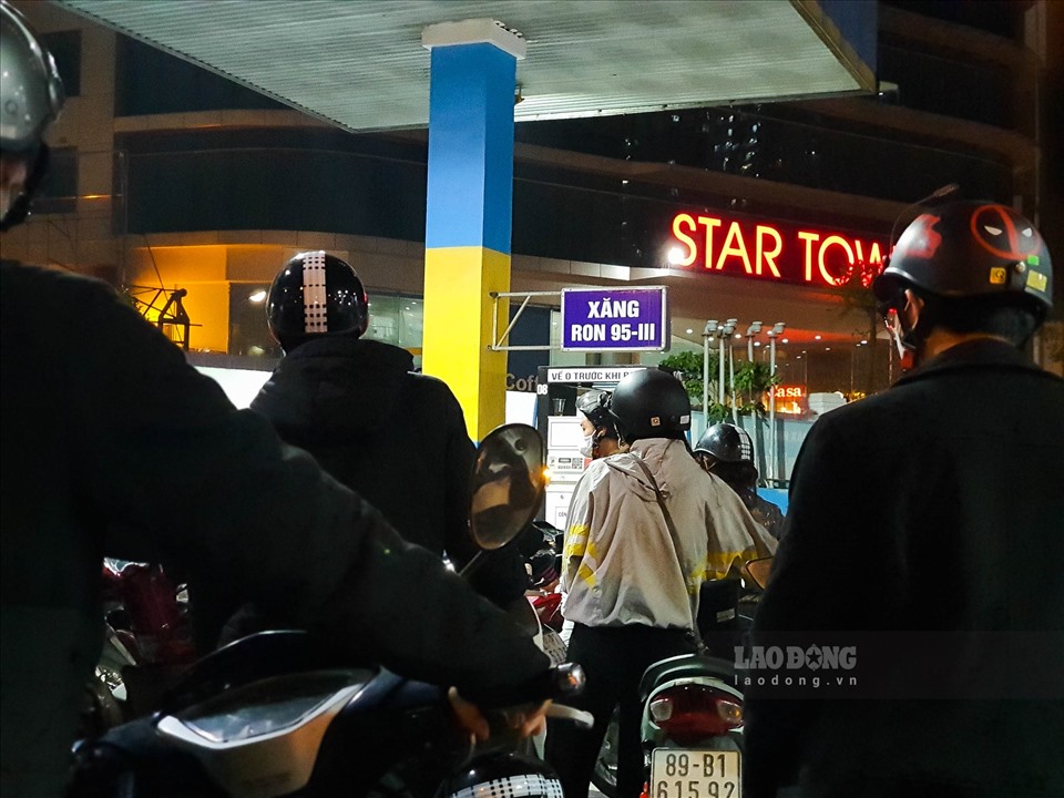 Trước giờ giá xăng tăng sốc: Người dân xếp hàng 30 phút chưa đổ được xăng-6