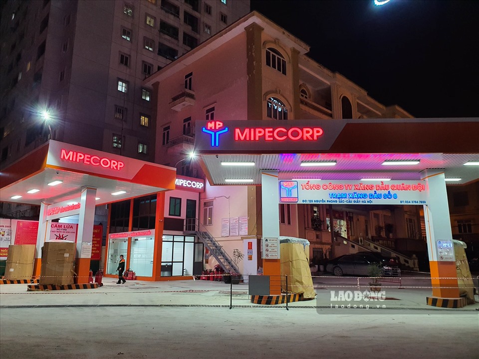 Trước giờ giá xăng tăng sốc: Người dân xếp hàng 30 phút chưa đổ được xăng-7