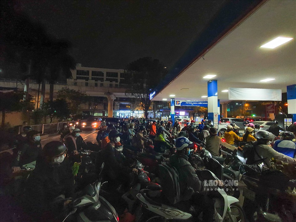 Trước giờ giá xăng tăng sốc: Người dân xếp hàng 30 phút chưa đổ được xăng-8