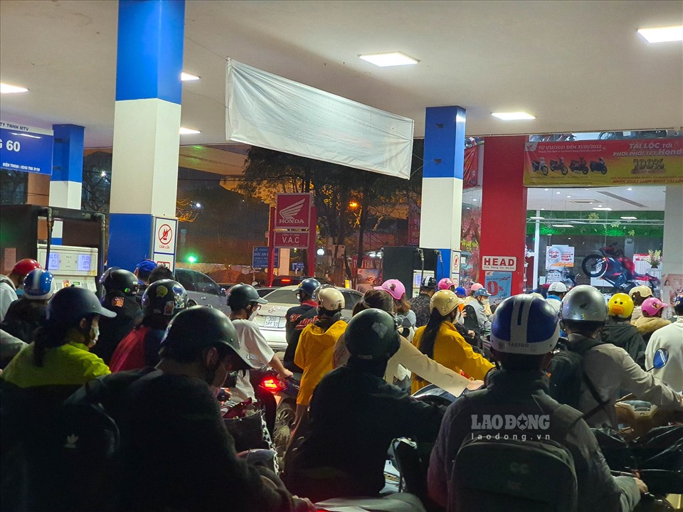Trước giờ giá xăng tăng sốc: Người dân xếp hàng 30 phút chưa đổ được xăng-9