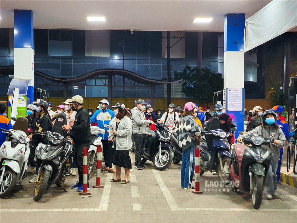 Trước giờ giá xăng tăng sốc: Người dân xếp hàng 30 phút chưa đổ được xăng-10