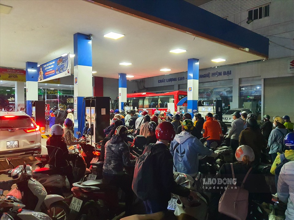 Trước giờ giá xăng tăng sốc: Người dân xếp hàng 30 phút chưa đổ được xăng-12