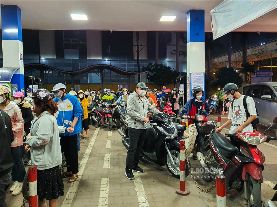 Trước giờ giá xăng tăng sốc: Người dân xếp hàng 30 phút chưa đổ được xăng-13