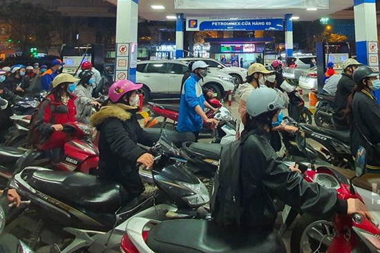 Trước giờ giá xăng tăng sốc: Người dân xếp hàng 30 phút chưa đổ được xăng