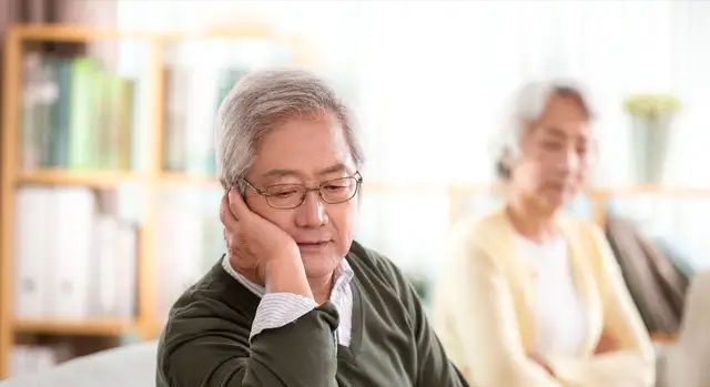 Bố chồng cả đời cay nghiệt với vợ, bà mất được 100 ngày ông đã làm việc gây sốc-1