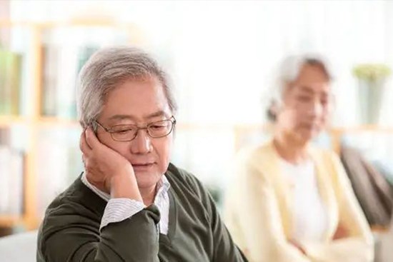 Bố chồng cả đời cay nghiệt với vợ, bà mất được 100 ngày ông đã làm việc gây sốc