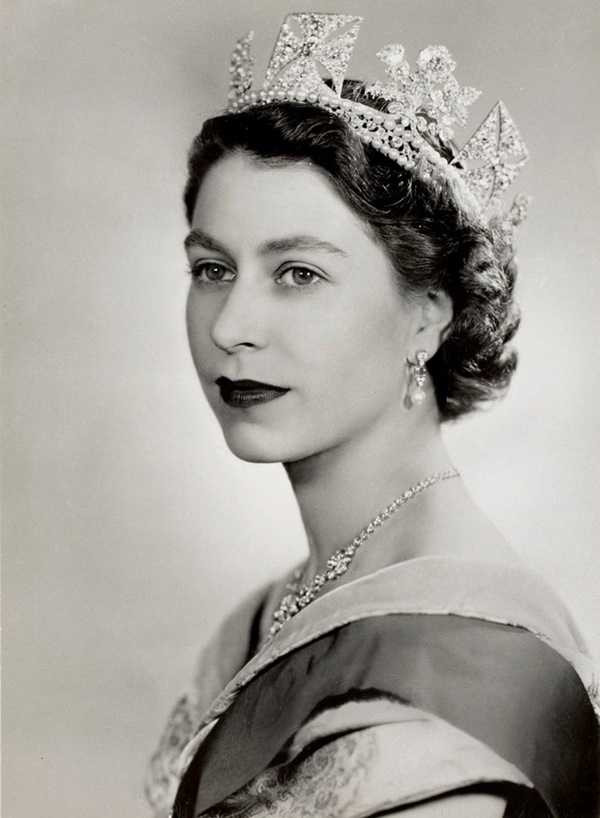 Điều ít biết về báu vật có 1-0-2 xuất hiện trong bộ ảnh tuyệt đẹp đầu tiên khi Nữ hoàng Anh thừa kế ngai vàng, không được phép bán đi-2