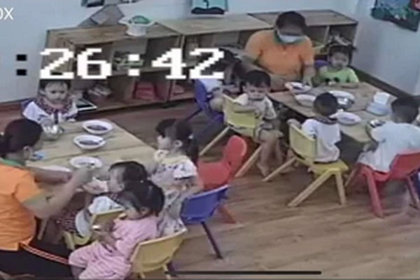 Mẹ stress vì con thay đổi tính nết, sợ hãi khi đến lớp: Liệu có nên dồn ép trẻ đi học sớm không?-1