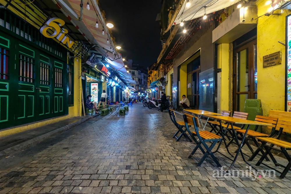 Hàng quán đóng cửa lúc 21h: Chủ quán ngồi chơi xơi nước cả tối vừa có khách thì phải nghỉ, khách hụt hẫng ra về không biết đi đâu-2