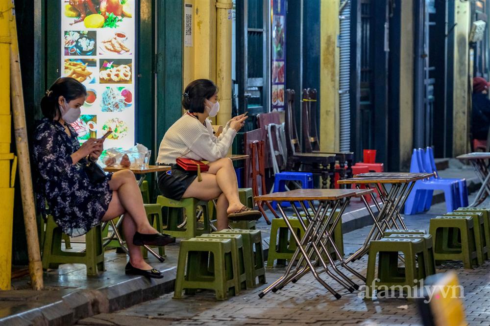 Hàng quán đóng cửa lúc 21h: Chủ quán ngồi chơi xơi nước cả tối vừa có khách thì phải nghỉ, khách hụt hẫng ra về không biết đi đâu-4