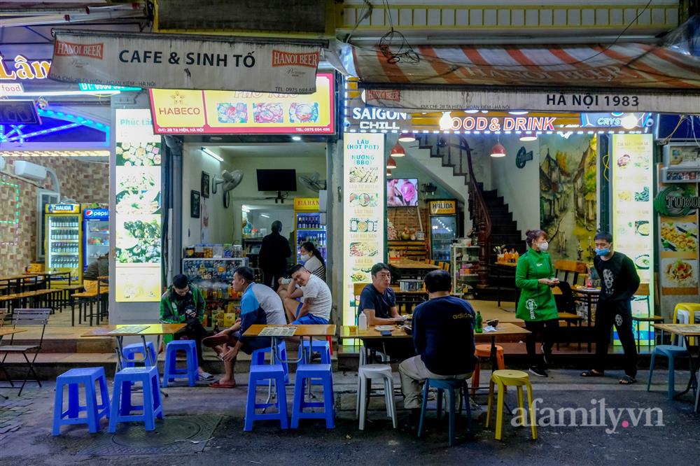 Hàng quán đóng cửa lúc 21h: Chủ quán ngồi chơi xơi nước cả tối vừa có khách thì phải nghỉ, khách hụt hẫng ra về không biết đi đâu-5