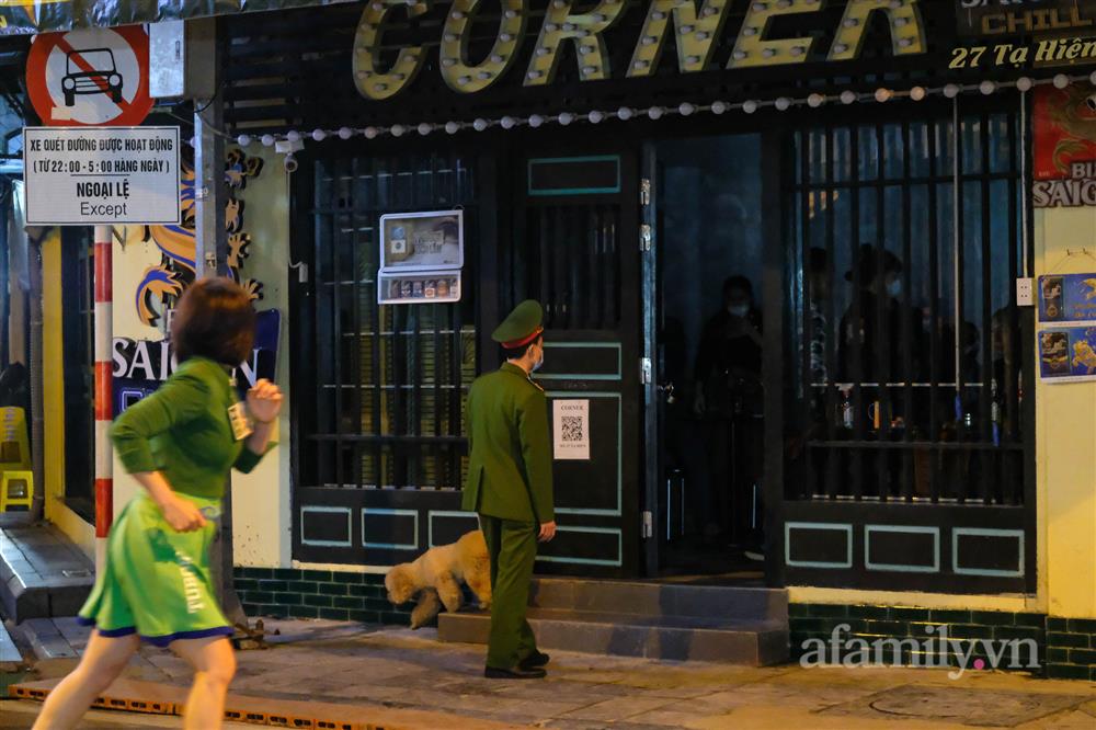 Hàng quán đóng cửa lúc 21h: Chủ quán ngồi chơi xơi nước cả tối vừa có khách thì phải nghỉ, khách hụt hẫng ra về không biết đi đâu-7