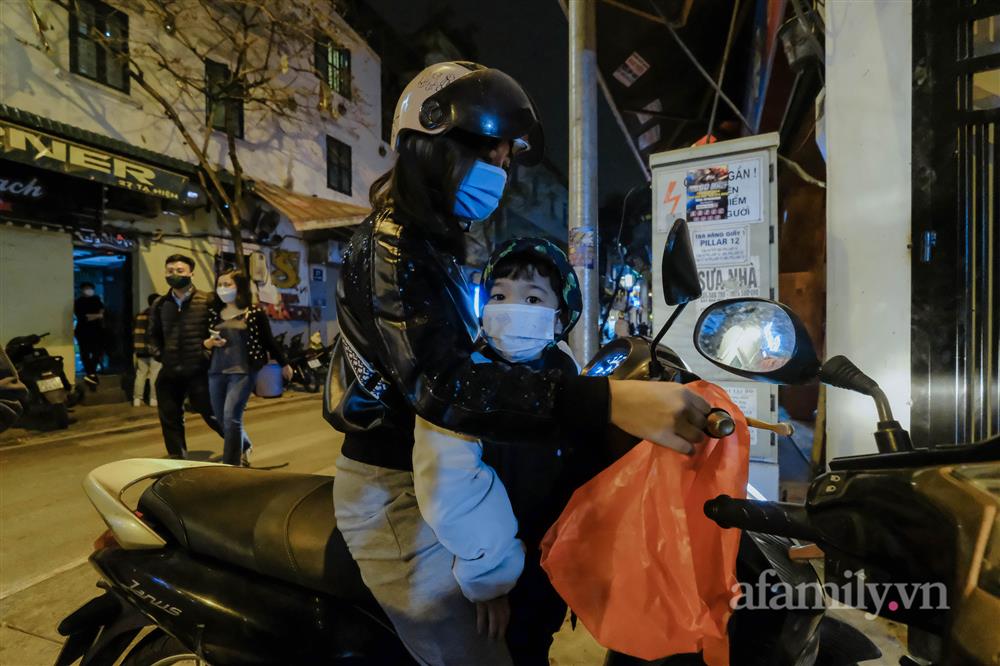 Hàng quán đóng cửa lúc 21h: Chủ quán ngồi chơi xơi nước cả tối vừa có khách thì phải nghỉ, khách hụt hẫng ra về không biết đi đâu-9