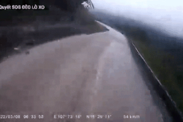 Đổ đèo Lò Xo bị mất lái, tài xế chết thảm dưới gầm xe