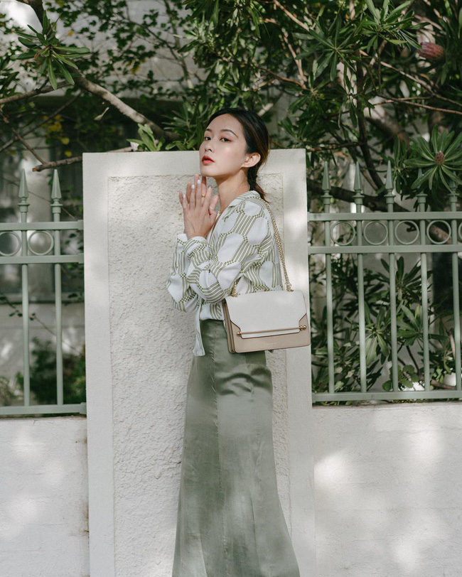 Sơ mi + chân váy midi: Công thức giúp nàng công sở tuổi 30 hack eo thon dáng chuẩn đẹp miễn chê-1