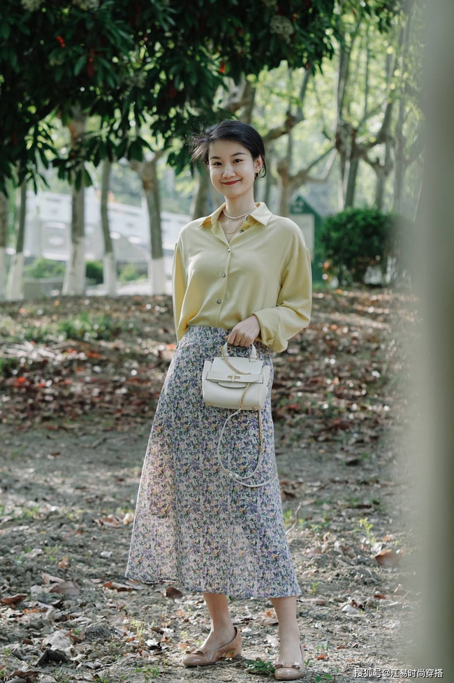 Sơ mi + chân váy midi: Công thức giúp nàng công sở tuổi 30 hack eo thon dáng chuẩn đẹp miễn chê-10