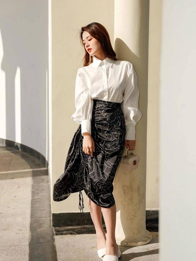 Sơ mi + chân váy midi: Công thức giúp nàng công sở tuổi 30 hack eo thon dáng chuẩn đẹp miễn chê-4
