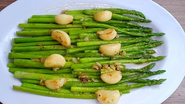 Mùa dịch nhà nào cũng chăm dùng tỏi để tăng đề kháng nhưng khuyến cáo không kết hợp 6 thực phẩm sau kẻo giống như ăn phải thuốc độc-3