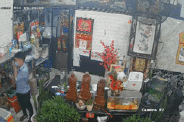 Clip: Thấy camera, tên trộm hối lỗi trả lại điện thoại cho cô gái-1