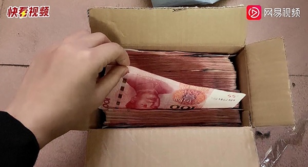 Đang dọn nhà thì phát hiện chiếc hộp bí mật dưới gầm giường, người vợ tá hỏa với thứ đồ bên trong và lập tức hỏi tội chồng-2