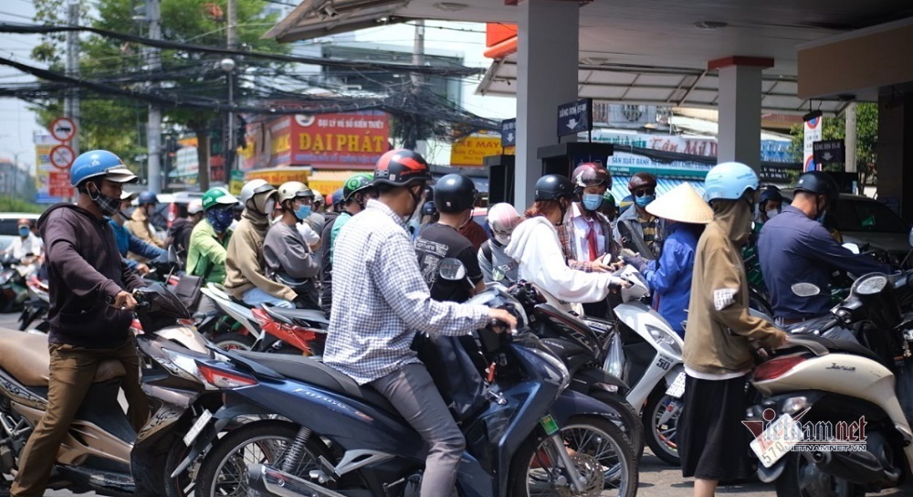Dân tình vẫn kéo đi đổ xăng trước giờ G-1