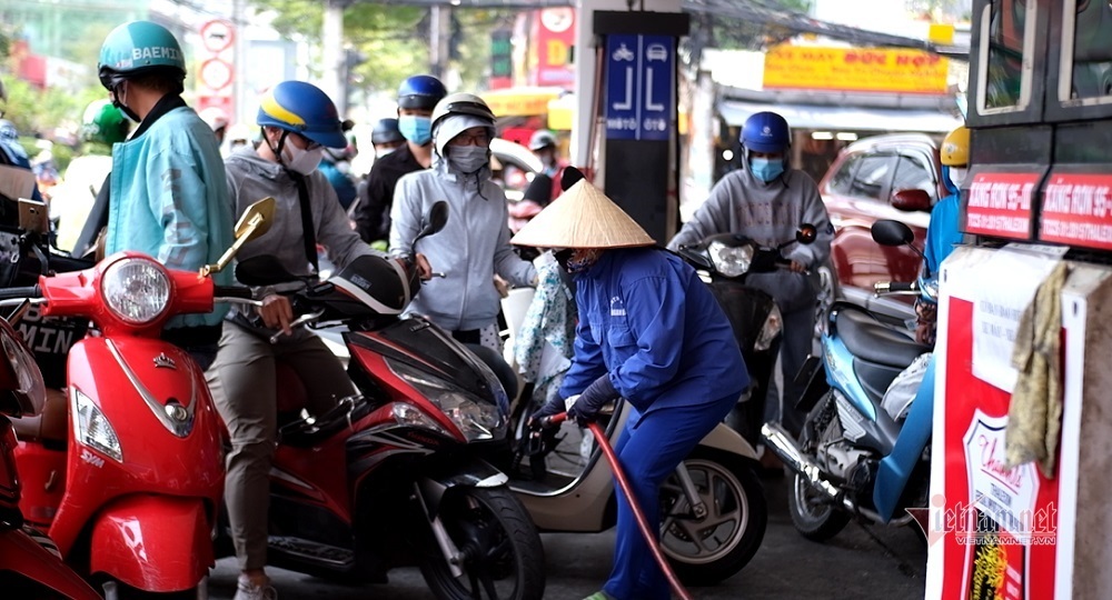 Dân tình vẫn kéo đi đổ xăng trước giờ G-2