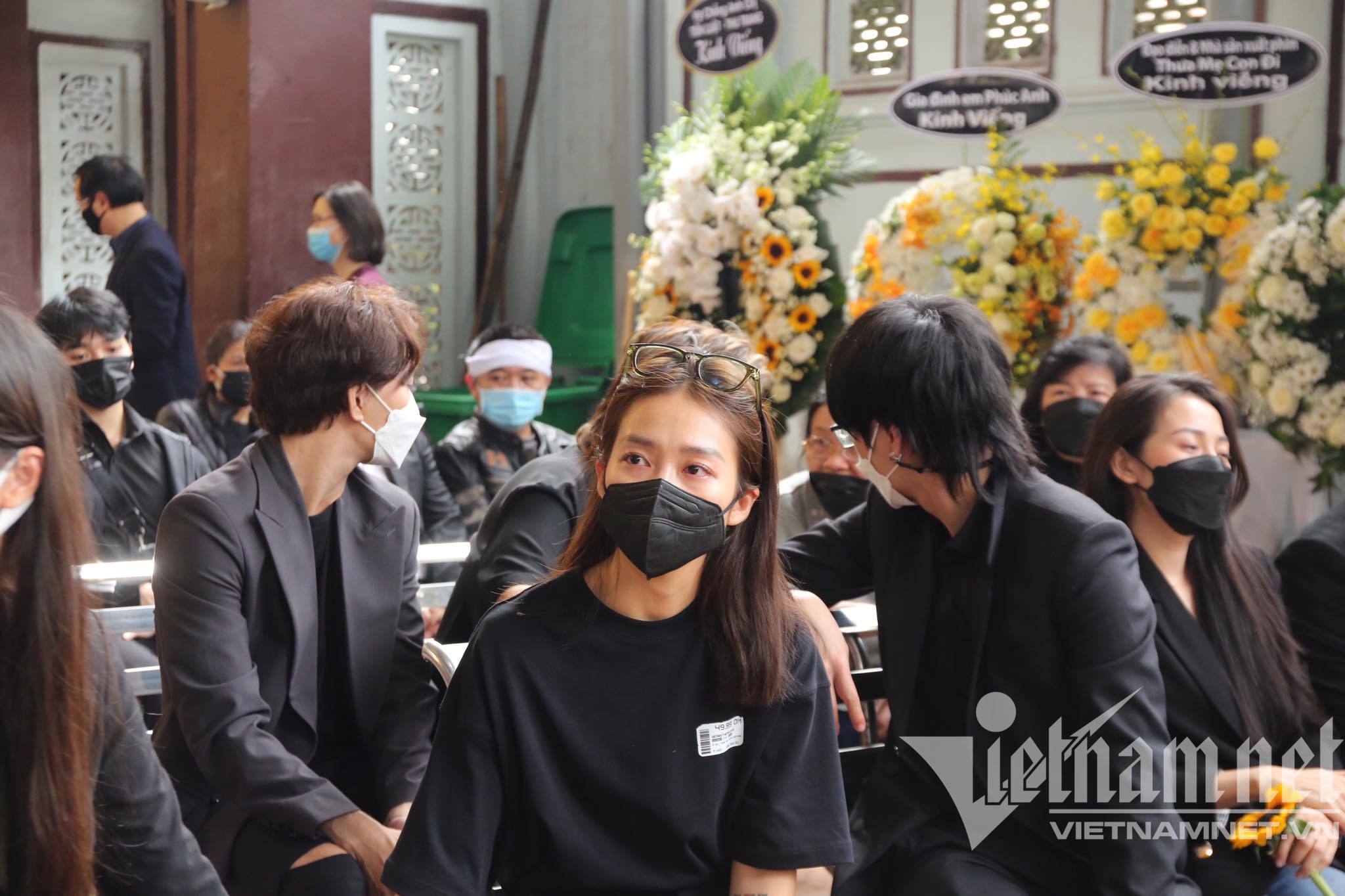 Đông Nhi - Ông Cao Thắng, Mai Phương Thúy bần thần trong tang lễ Vũ Ngọc Phượng-7