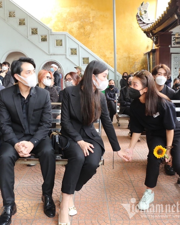 Đông Nhi - Ông Cao Thắng, Mai Phương Thúy bần thần trong tang lễ Vũ Ngọc Phượng-9