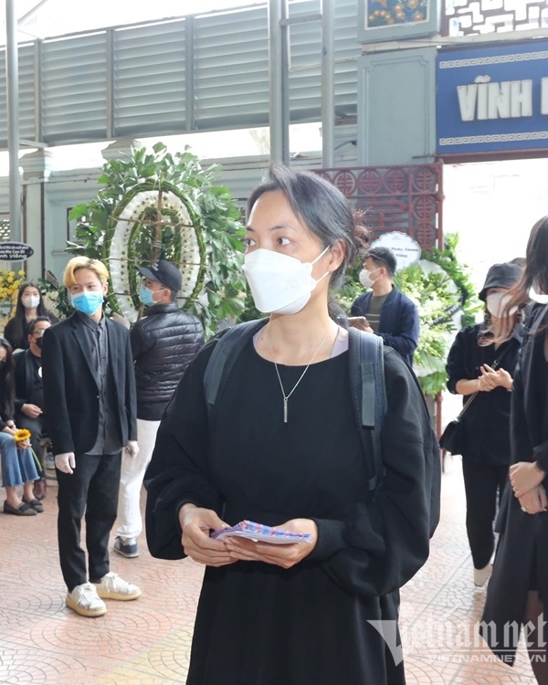 Đông Nhi - Ông Cao Thắng, Mai Phương Thúy bần thần trong tang lễ Vũ Ngọc Phượng-8