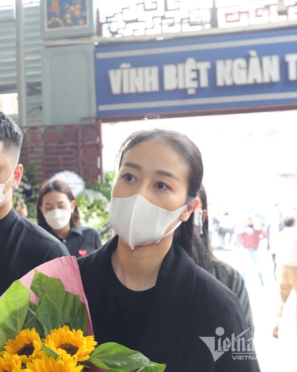 Đông Nhi - Ông Cao Thắng, Mai Phương Thúy bần thần trong tang lễ Vũ Ngọc Phượng-10