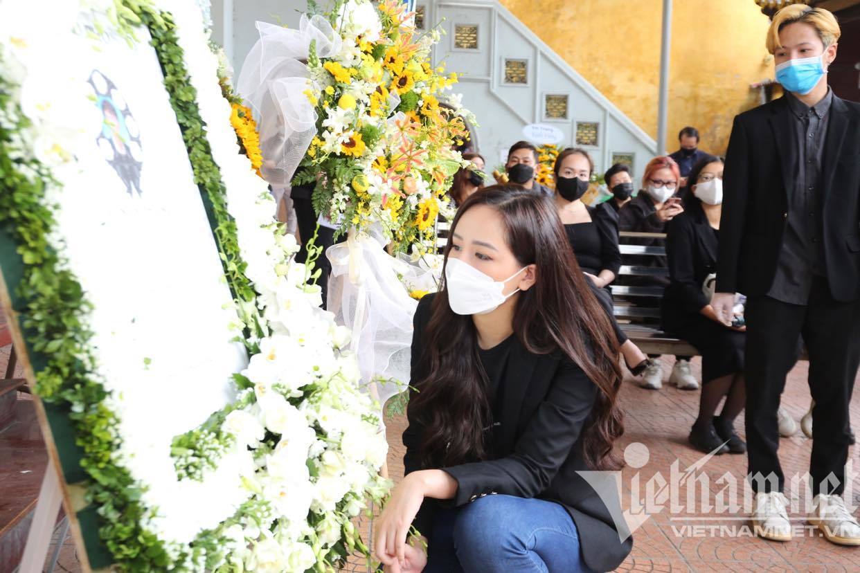 Đông Nhi - Ông Cao Thắng, Mai Phương Thúy bần thần trong tang lễ Vũ Ngọc Phượng-1