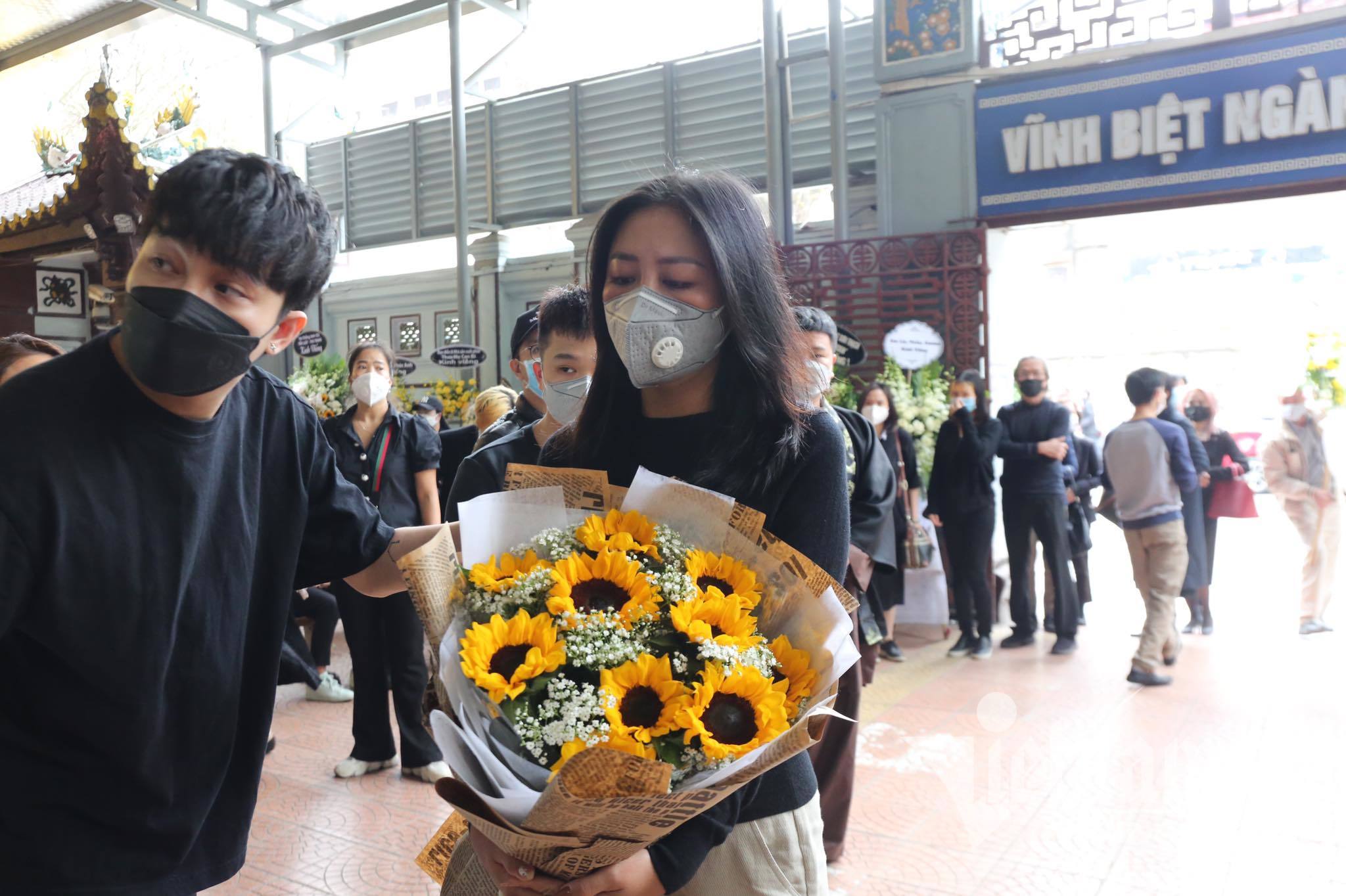 Đông Nhi - Ông Cao Thắng, Mai Phương Thúy bần thần trong tang lễ Vũ Ngọc Phượng-3