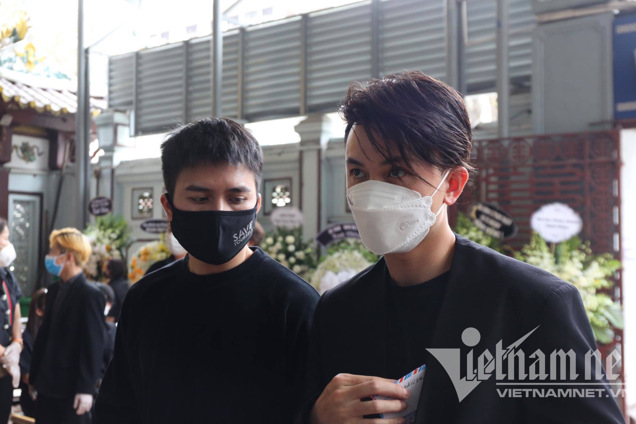 Đông Nhi - Ông Cao Thắng, Mai Phương Thúy bần thần trong tang lễ Vũ Ngọc Phượng-5