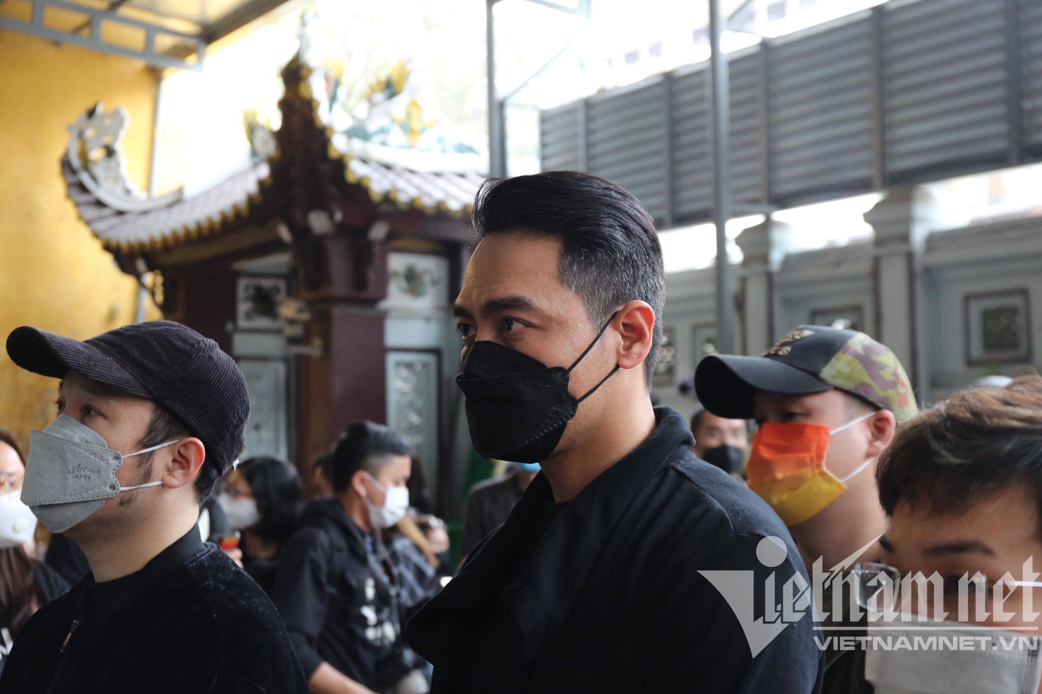 Đông Nhi - Ông Cao Thắng, Mai Phương Thúy bần thần trong tang lễ Vũ Ngọc Phượng-4