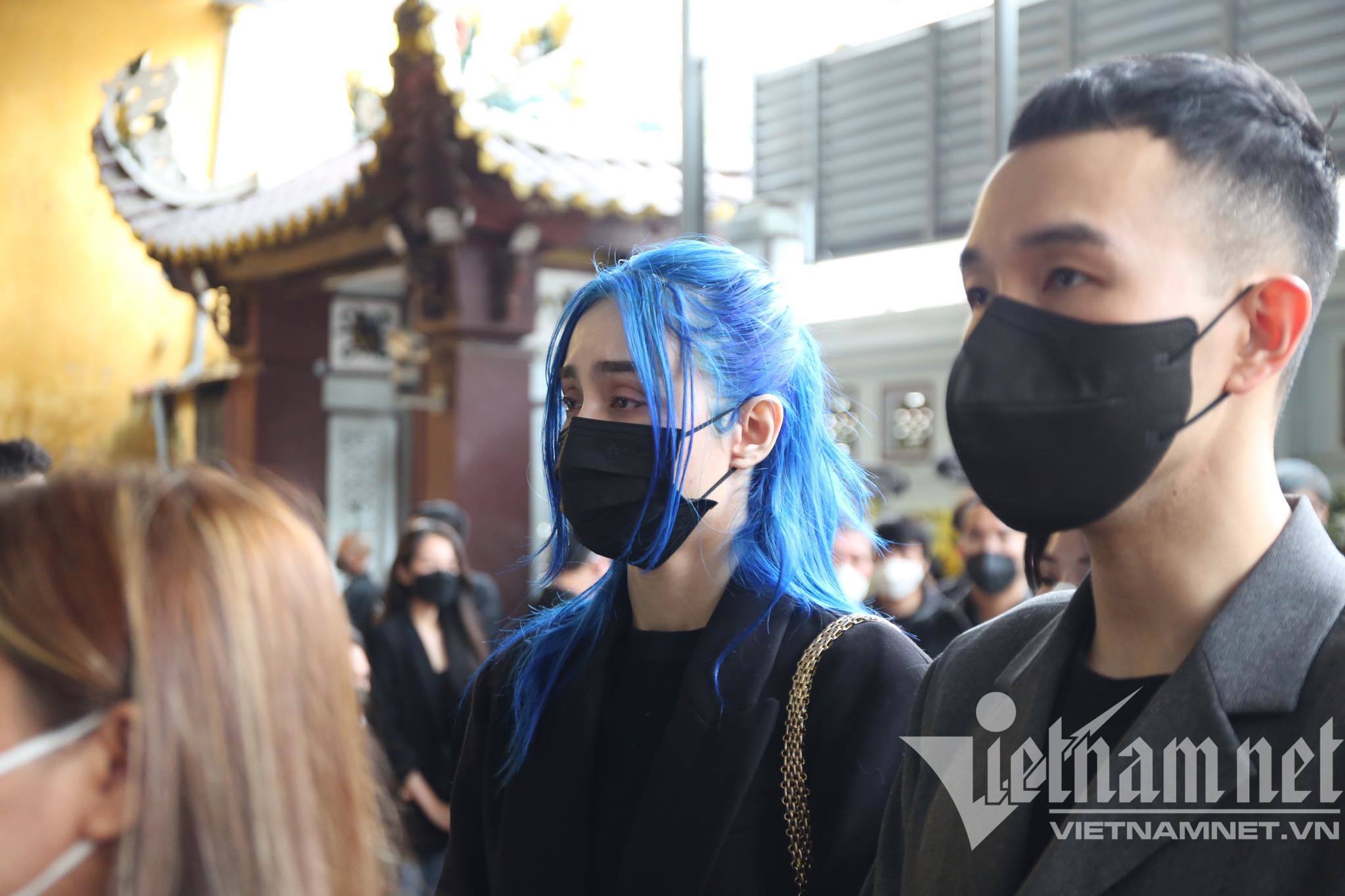 Đông Nhi - Ông Cao Thắng, Mai Phương Thúy bần thần trong tang lễ Vũ Ngọc Phượng-6