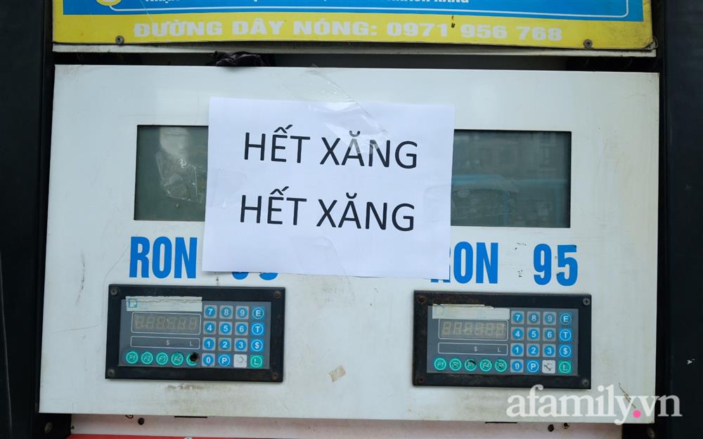 NÓNG: Nhiều cây xăng ở Hà Nội bất ngờ treo biển hết xăng trước giờ điều chỉnh giá-1