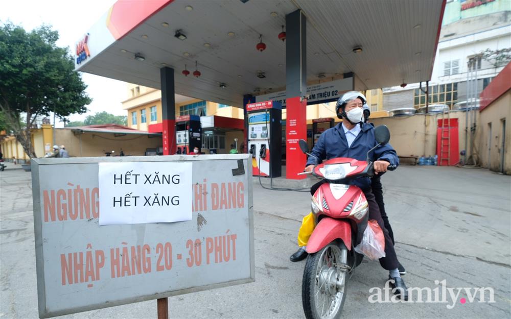 NÓNG: Nhiều cây xăng ở Hà Nội bất ngờ treo biển hết xăng trước giờ điều chỉnh giá-2