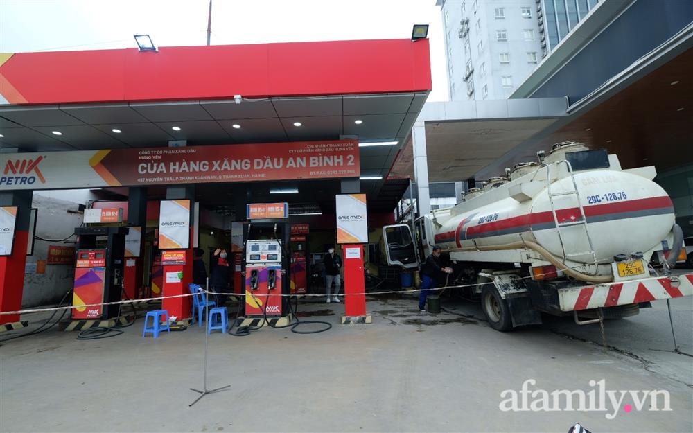 NÓNG: Nhiều cây xăng ở Hà Nội bất ngờ treo biển hết xăng trước giờ điều chỉnh giá-4