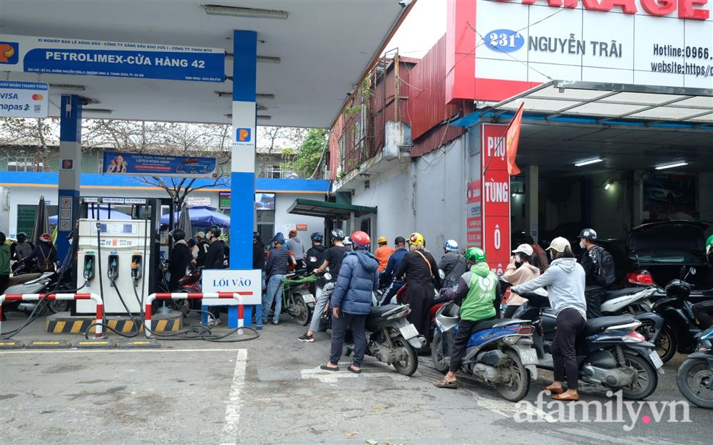 NÓNG: Nhiều cây xăng ở Hà Nội bất ngờ treo biển hết xăng trước giờ điều chỉnh giá-7