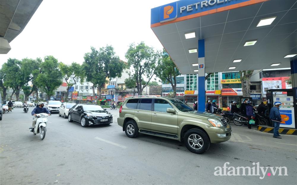 NÓNG: Nhiều cây xăng ở Hà Nội bất ngờ treo biển hết xăng trước giờ điều chỉnh giá-10