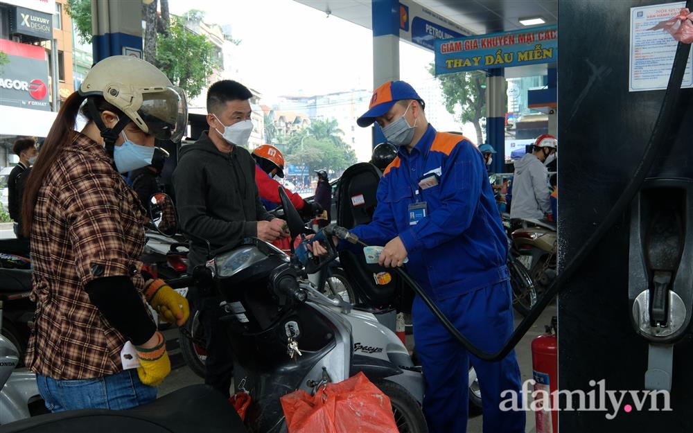 NÓNG: Nhiều cây xăng ở Hà Nội bất ngờ treo biển hết xăng trước giờ điều chỉnh giá-12