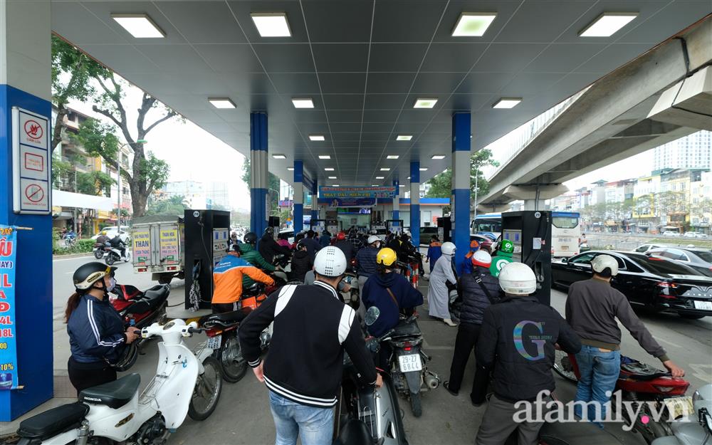 NÓNG: Nhiều cây xăng ở Hà Nội bất ngờ treo biển hết xăng trước giờ điều chỉnh giá-13