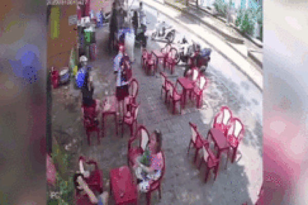 Hành vi xấu xí của nhóm nam nữ đi xe đẹp ‘cầm nhầm’ điện thoại của nữ sinh