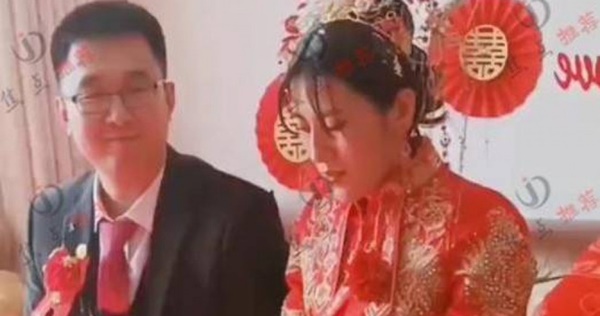 Đang bái đường thành thân, cô dâu giở chứng đòi phí sửa miệng, hành động sau đó phản cảm đến mức dân mạng khuyên chú rể: Hủy hôn gấp!-1