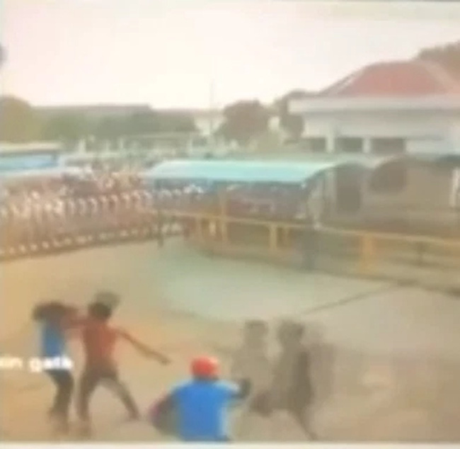 Vụ nữ công nhân 21 tuổi đâm 3 người thương vong: Clip ở góc quay khác cho thấy nghi phạm bị 2 người đàn ông lao vào đánh túi bụi-1