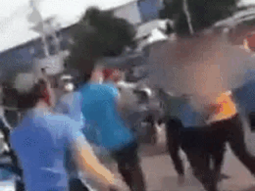 Vụ nữ công nhân 21 tuổi đâm 3 người thương vong: Clip ở góc quay khác cho thấy nghi phạm bị 2 người đàn ông lao vào đánh túi bụi-2